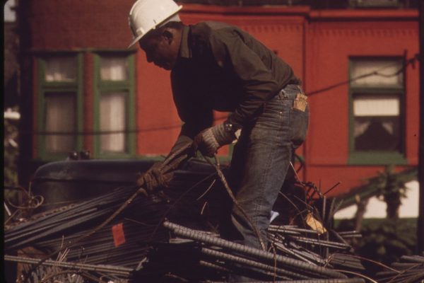 1280px-BLACK_CONSTRUCTION_WORKER_IN_SOUTH_SIDE_CHICAGO._SOME_BLACKS_CHARGE_THAT_AREAS_OF_THE_NEW__LOOP__AND_ON_THE_SOUTH..._-_NARA_-_556186