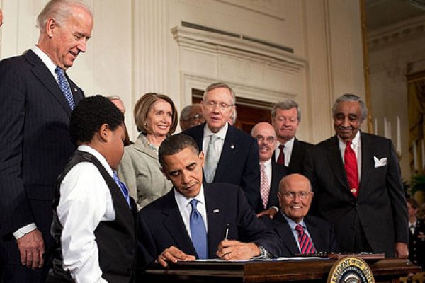 800px-Obama_signs_health_care-20100323-feature