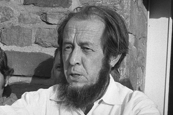 Aleksandr_Solzhenitsyn_1974bCrop