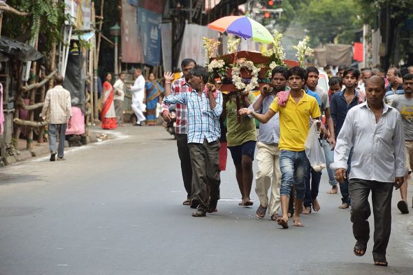 Hindu_Funeral_Procession_-_Nimtala_Ghat_Street_-_Kolkata_2016-10-11_0789