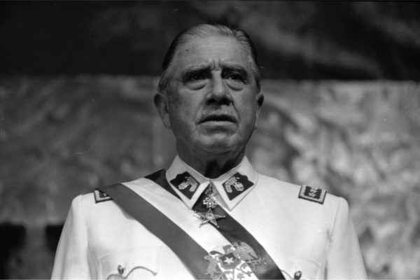 Pinochet_en_Historia_Política_BCN