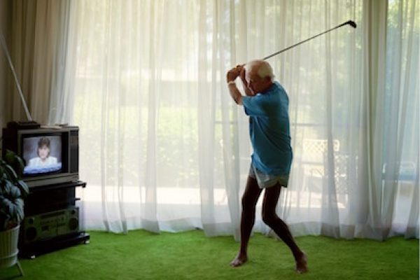 Practicing-Golf-Swing_feature