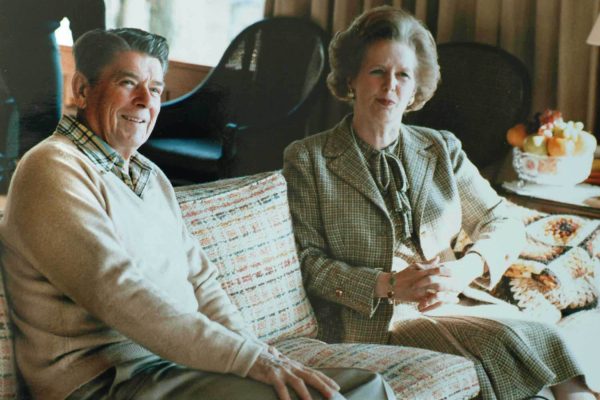 Thatcher_Reagan_Camp_David_sofa_1984