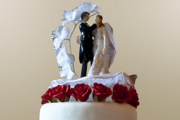 Wedding_cake_with_pillar_supports_2009