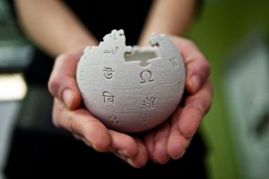 Wikipedia_mini_globe_handheld-scaled