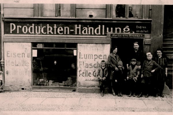 berlin_historically_alt_berlin_old_facade_old_picture_retro_family-825508