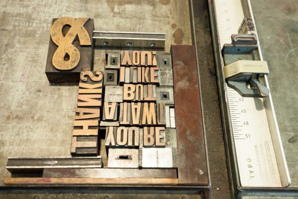 setzer_rows_letters_wooden_alphabet_letters_book_printing_font_johannes_gutenberg_machine_powered_drucksystem-945790